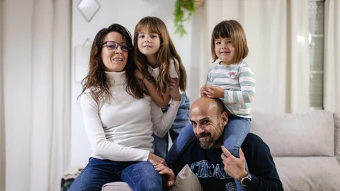 Manuel, paciente con la enfermedad de Castleman, Manuel, junto a su mujer y sus dos pequeñas Noa y Chloe @Gonzalo Pérez Mata
