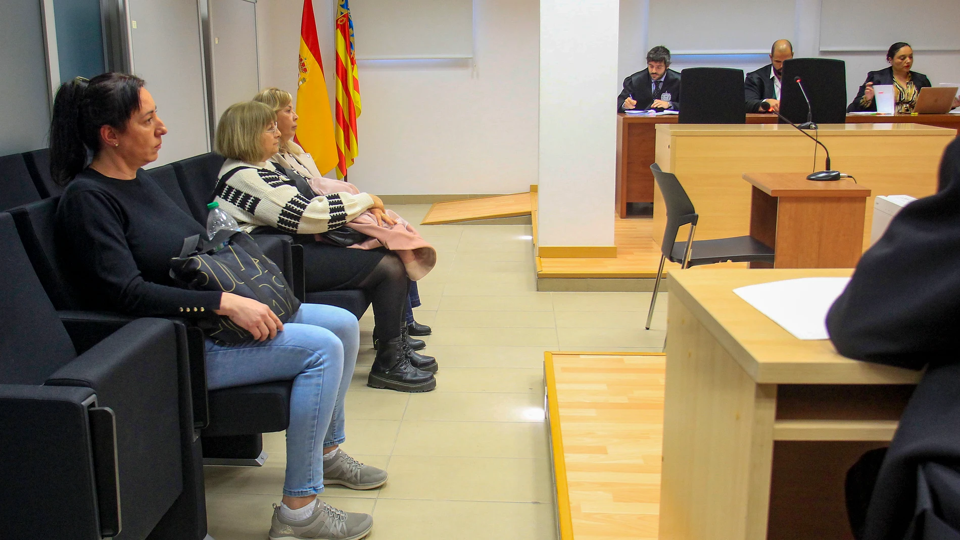 GRAFCVA6236. ALICANTE, 13/03/2025.- Vista general de la vista oral celebrada este jueves en la Audiencia Provincial de Alicante en la que la fiscalía ha pedido un año y seis meses de cárcel para tres mujeres acusadas de vejar y menospreciar a una compañera de trabajo que padece acondroplasia (enanismo), de la que se burlaban continuamente y a la que llegaron a llamar con un número de teléfono oculto para un supuesto casting de “trapecistas, payasos y enanos”. EFE/Morell