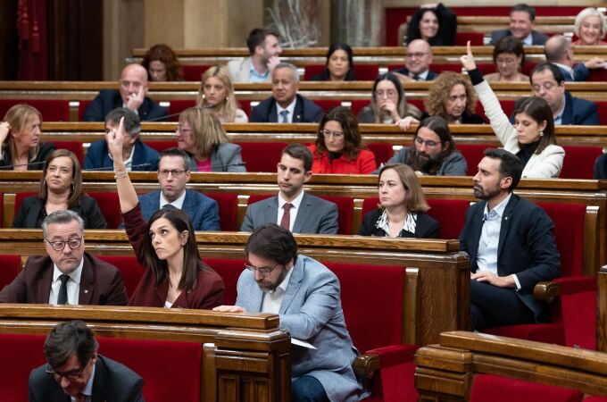 Votaciones durante una sesión en el pleno del Parlament, a 19 de diciembre de 2024.