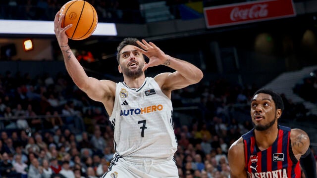 Campazzo se dispone a anotar una bandeja
