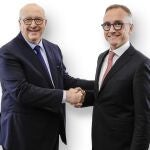 Jean Philippe Imparato, Chief Operating Officer de Stellantis for Enlarged Europe y Luca Sra, presidente de Truck Business Unit en Iveco Group (derecha)