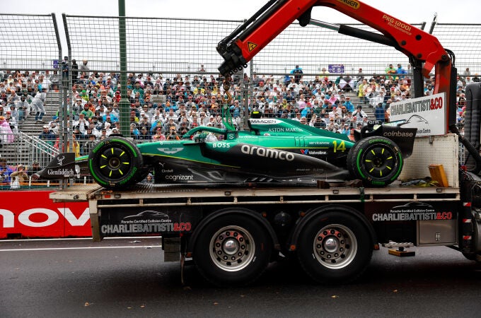 Momento en el que el Aston Martin de Fernando Alonso es retirado por la grúa