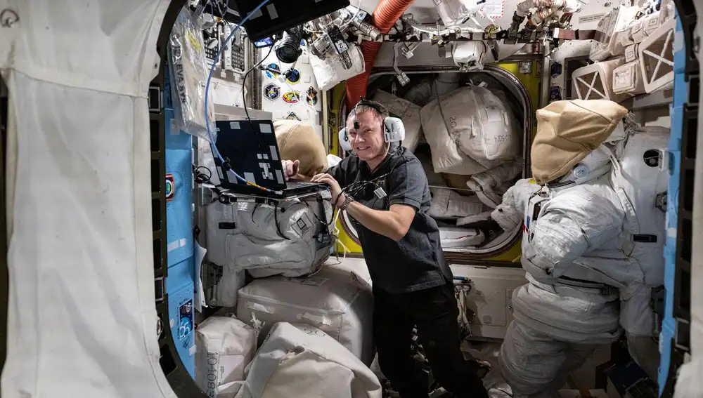 Nick Hague realizando estudios sobre audición en la ISS