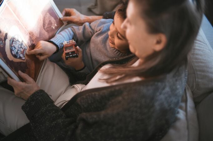 Madre leyendo un libro con su hijo
