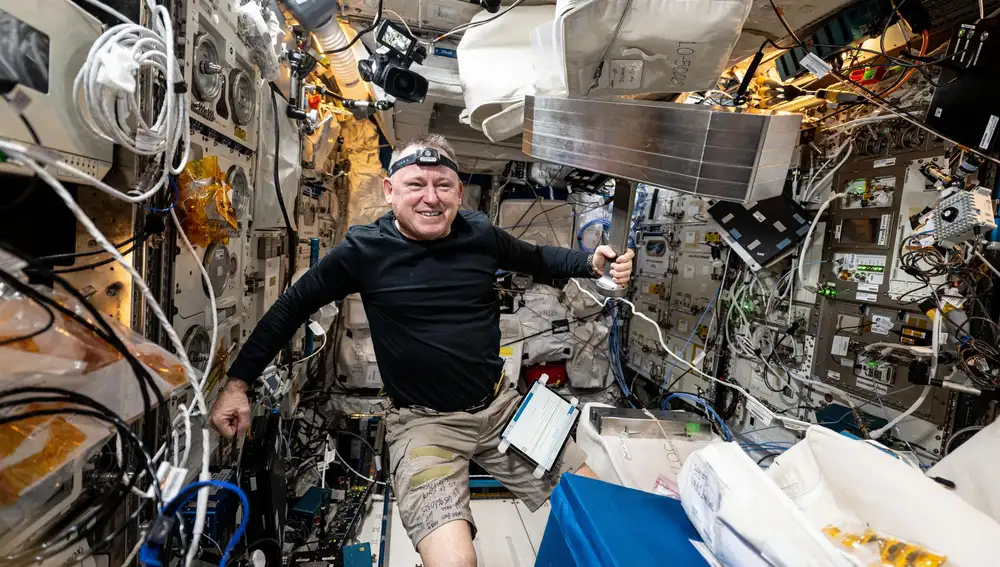 Butch Wilmore probando el sistema de ejercicios en la ISS