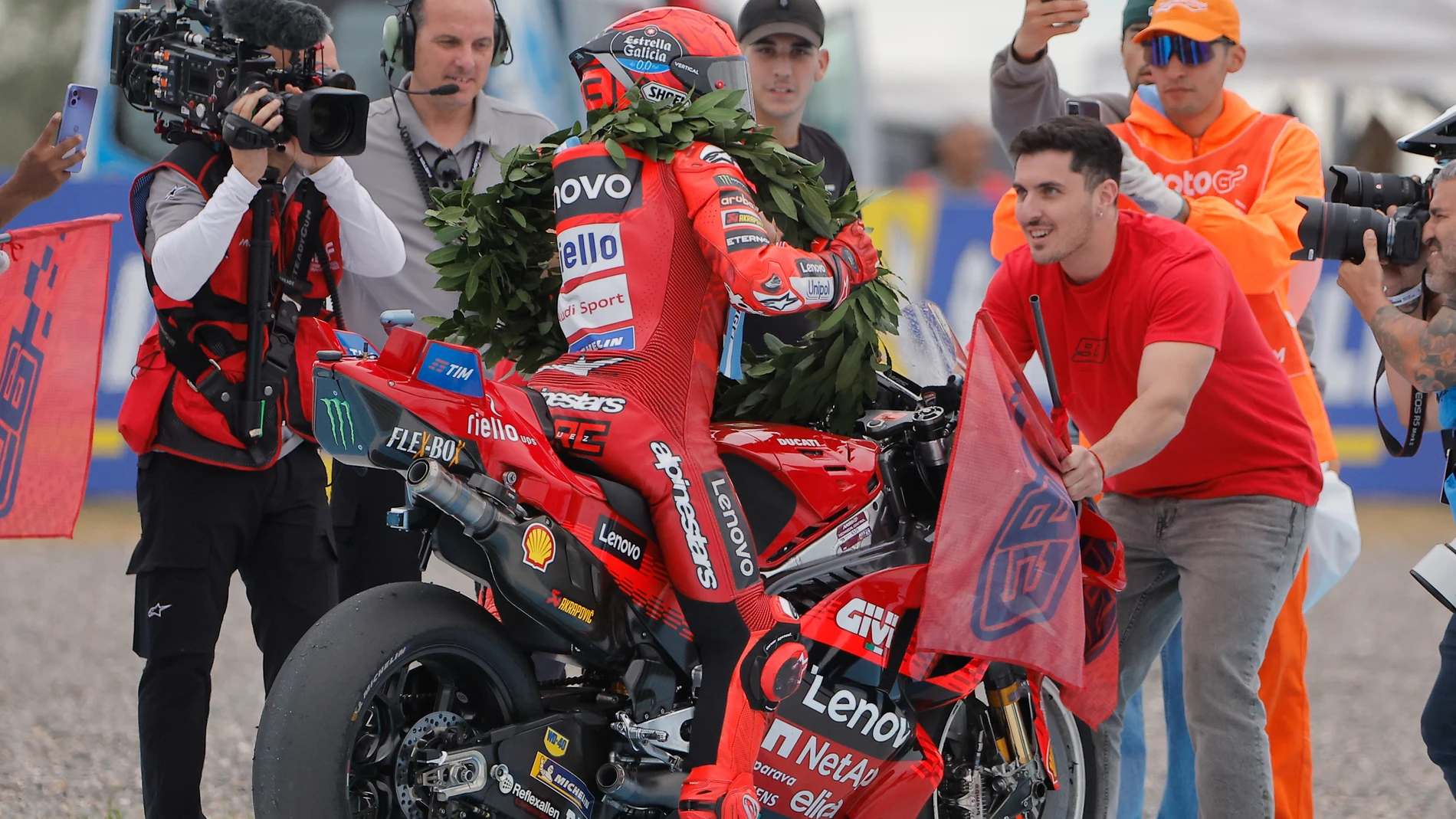 AME9760. SANTIAGO DEL ESTERO (ARGENTINA), 16/03/2025.- El español Marc Márquez, de Ducati Lenovo, celebra al ganar del Gran Premio de Argentina de MotoGP 2025 este domingo, en el Circuito de Termas de Rio Hondo en Santiago del Estero (Argentina). EFE/ Juan Ignacio Roncoroni