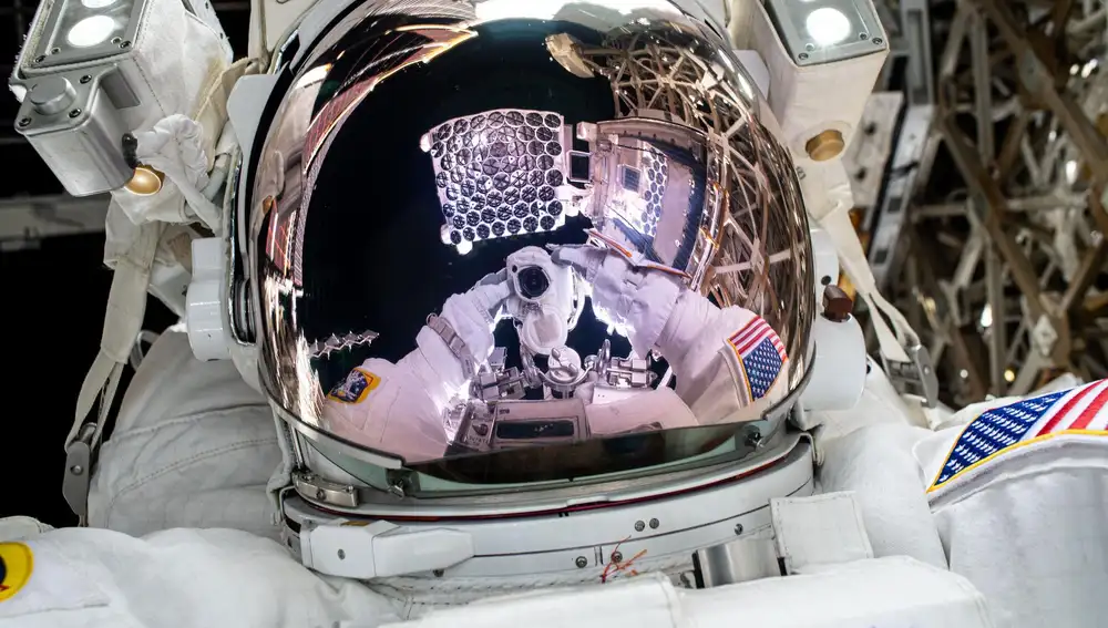 Nick Hague instalando dispositivos fuera de la ISS