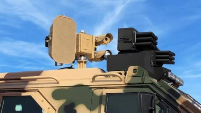 Sistema LRAD 450XL montado en un vehículo militar. 