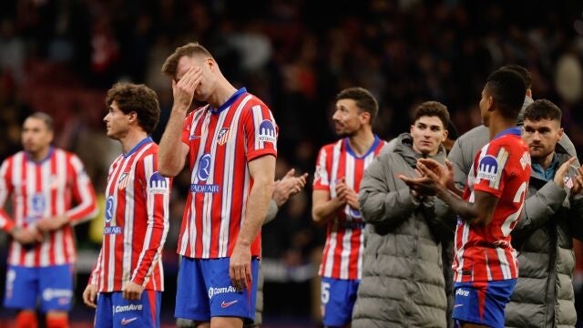 Los jugadores del Atlético se lamentan tras perder con el Atlético