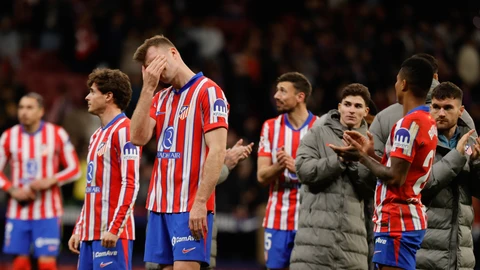 Los jugadores del Atlético se lamentan tras perder con el Atlético