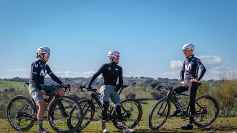 Alejandro Valverde, junto a sus compañeros de Movistar Cobos y Torá