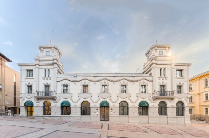 El Hotel Áurea Palacio de Correos, a los pies de la popular calle Laurel, en Logroño