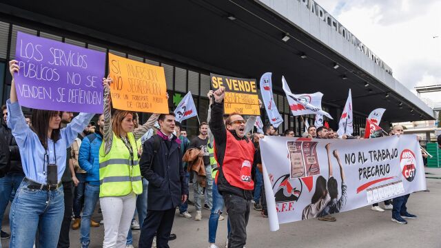 Varios trabajadores de Renfe y Adif con carteles durante una concentración por la huelga estatal, en la Estació de Sants