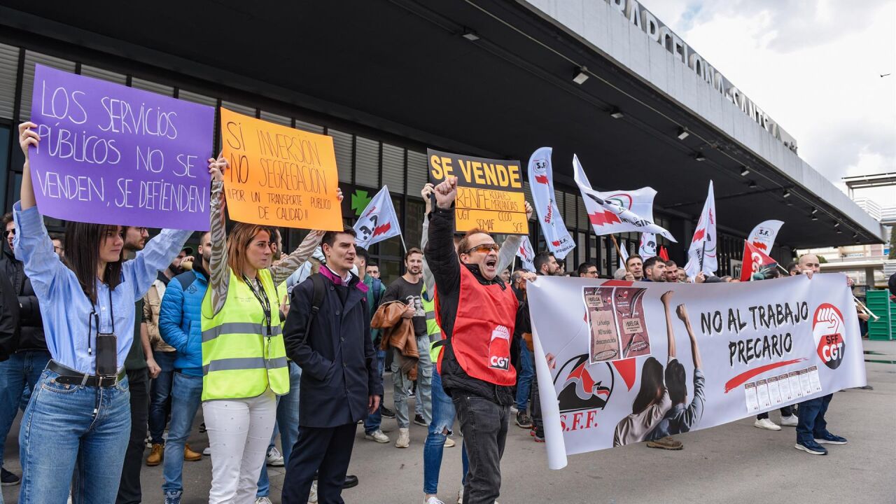 Unas 100 personas protestan ante la estación de Sants por el traspaso ...