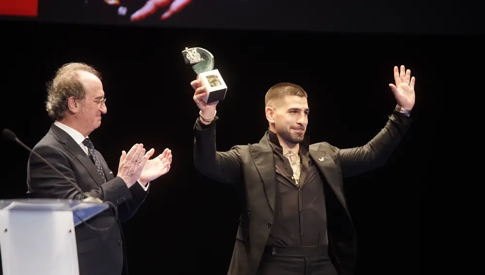 Topuria recogiendo el premio