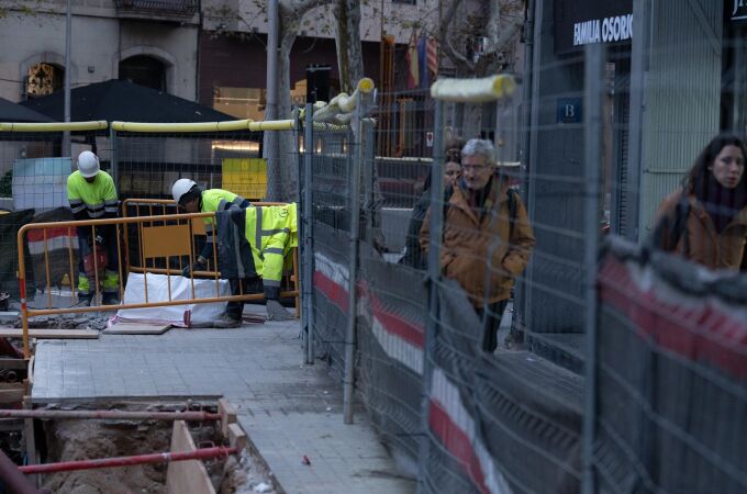 Varias personas caminan en un tramo de la calle Urgell, en Barcelona