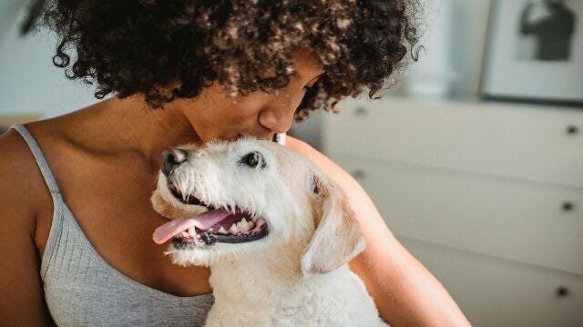 Chica besando a su perro