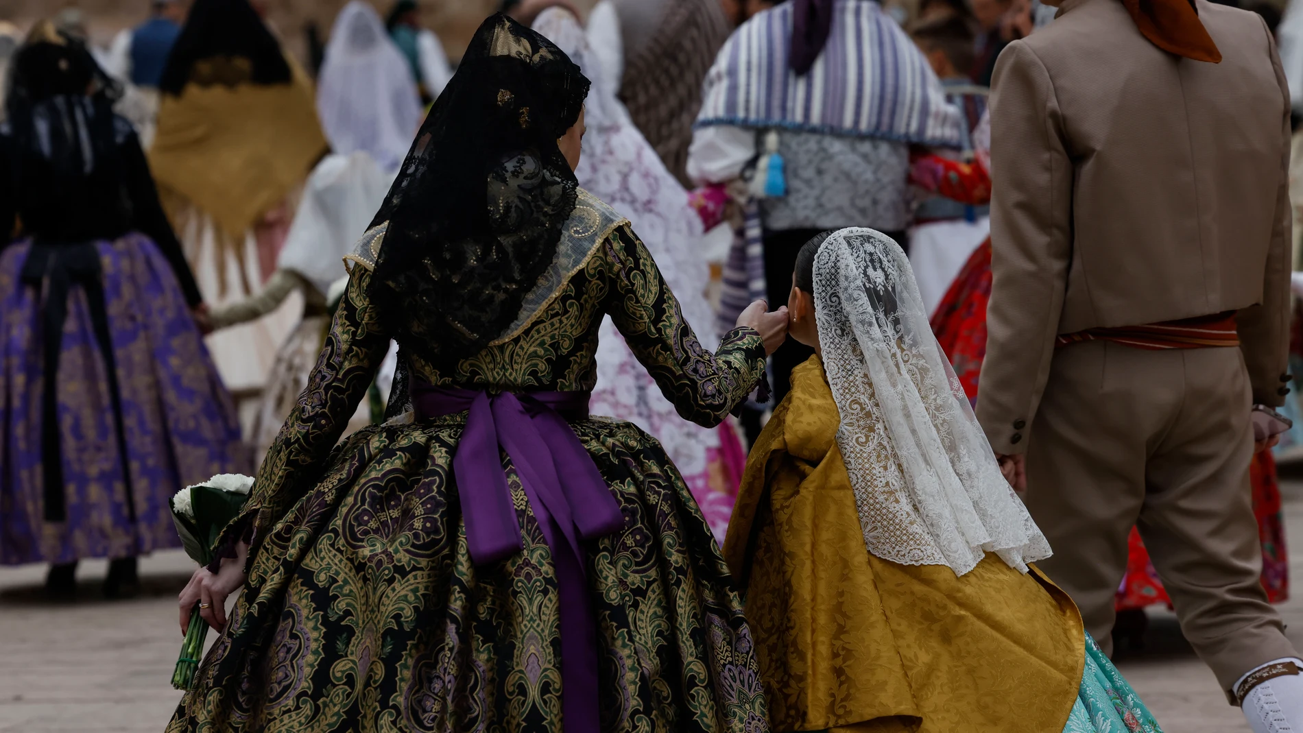Varias personas durante la ofrenda a la madre de Déu de las falleras, a 17 de marzo de 2025, en Valencia, Comunidad Valenciana (España). Las Fallas de Valencia viven sus dos jornadas de la Ofrenda a la Virgen de los Desamparados de Valencia. Más de 120.000 valencianos participarán entre hoy lunes 17 hasta el martes 18 de marzo en este acto del calendario fallero. 17 MARZO 2025;OFRENDA;FALLAS;FALLERAS;FALLEROS;MADRE DE DÉU;VALÈNCIA;VIRGEN DE LOS DESAMPARADOS; Rober Solsona / Europa Press 17...