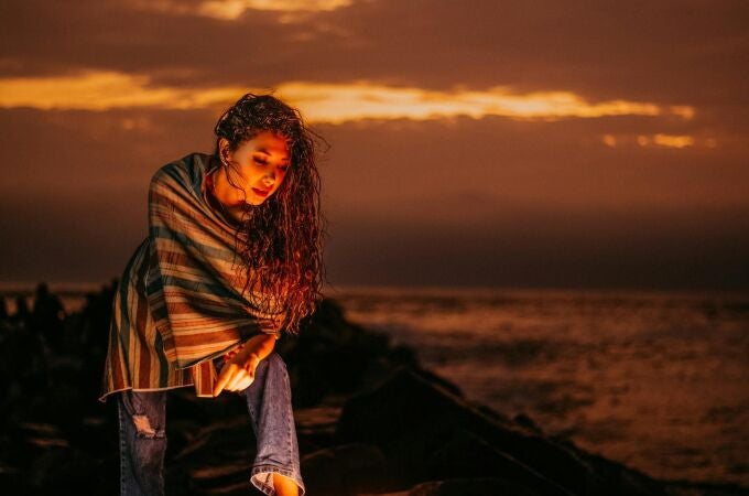 Chica cerca del mar