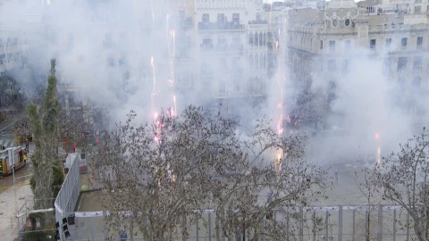 AMP.- Fallas.- Pirotecnia Mediterráneo vence a la lluvia y logra salvar una intensa y prolongada 'mascletà'