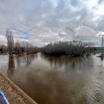  Los ríos Adaja y Chico han vuelto a desbordarse a su paso por la zona sur de Ávila lo que ha hecho que el Ayuntamiento haya precintado el parque de "El Soto"