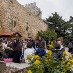 Jóvenes junto a la muralla de Ávila