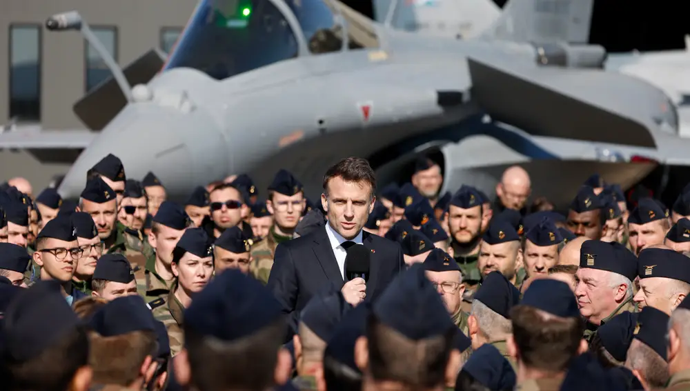 Emmanuel Macron visita la base aérea de Luxeuil-Saint-Sauveur, en el norte de Francia