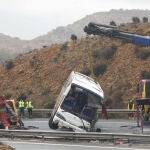 Heridos y retenciones tras el vuelco de un autobús en Murcia