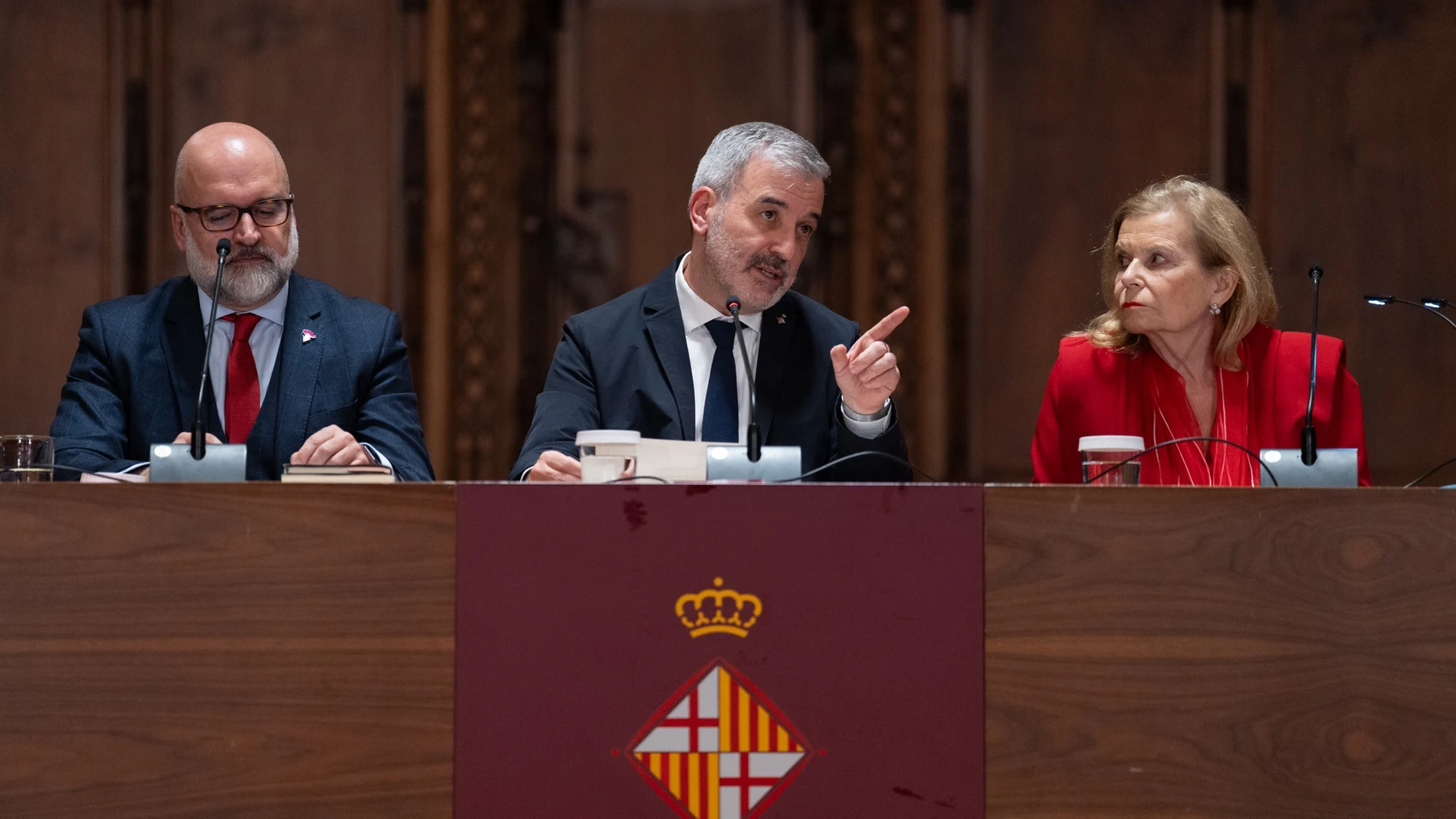 (I-D) El presidente de la Red de Ciudades Cervantinas, José Manuel Lucía Megías; el alcalde de Barcelona, Jaume Collboni, y la catedrática de literatura española y escritora, Carme Riera DAVID ZORRAKINO - EUROPA PRESS 18/03/2025