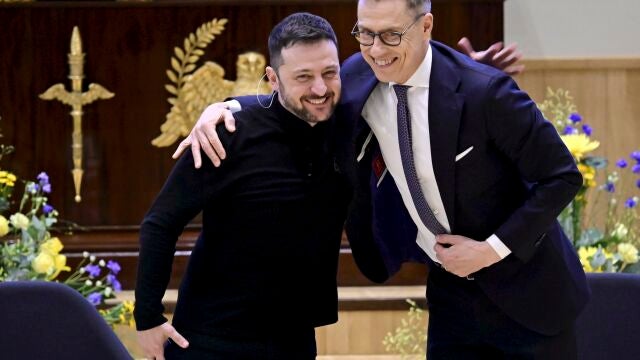 El presidente de Finlandia, Alexander Stubb, abraza a Volodimir Zelenski en una visita a Helsinki