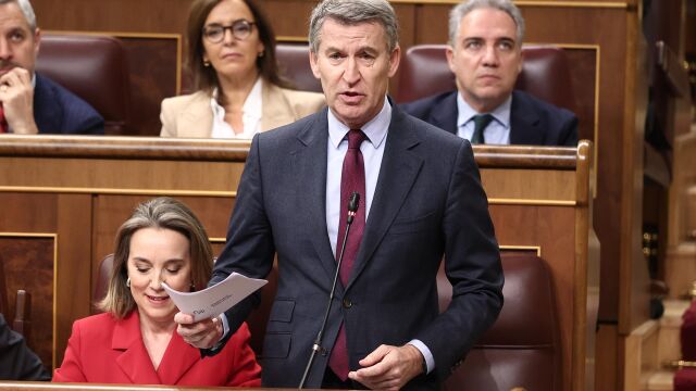 Feijóo acusa a Sánchez de usar Telefónica para "extorsionar" a medios y el presidente le ataca por "tapar" a Mazón