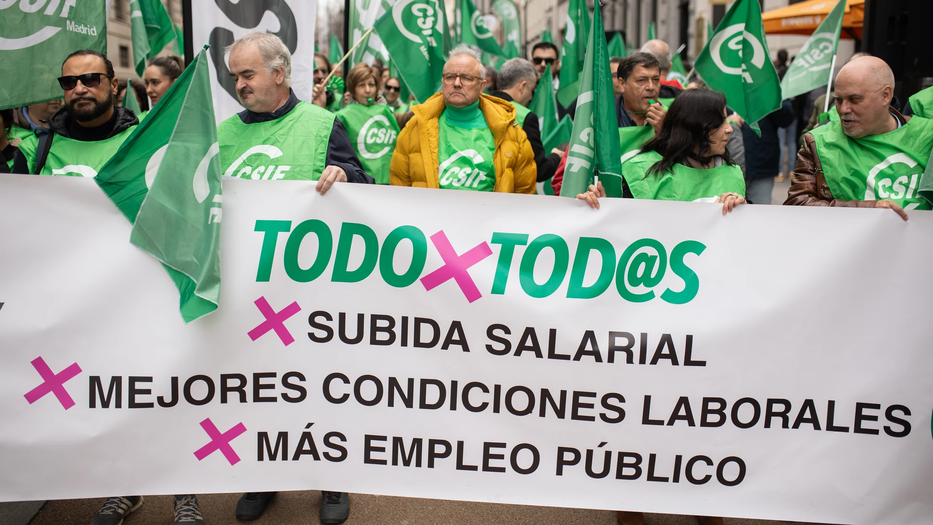 Decenas de personas durante una concentración de la Central Sindical Independiente y de Funcionarios (CSIF), frente al Ministerio de Hacienda, a 19 de marzo de 2025, en Madrid (España). CSIF se ha concentrado hoy en varios puntos de España para reclamar, entre otras cosas, la subida salarial pendiente del año pasado de los trabajadores públicos y la negociación de un nuevo acuerdo retributivo. Con esta protesta, se da inicio a un calendario de movilizaciones que se ampliará en las próximas se...