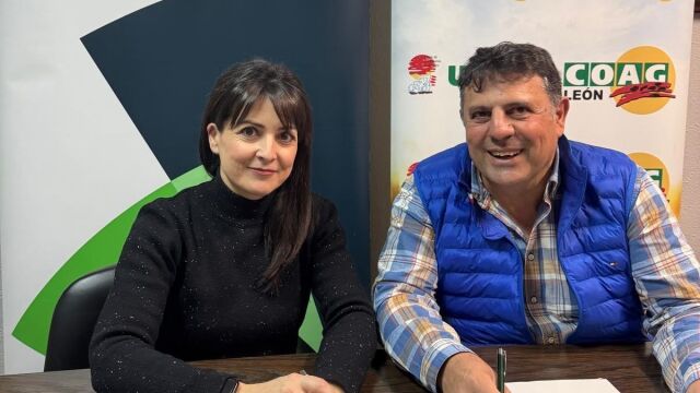 La directora territorial de Unicaja en Castilla y León Norte, Marga Serna, y el presidente la Unión de Campesinos Autónomos de León-Coag, Apolinar Castellanos, suscriben el acuerdo