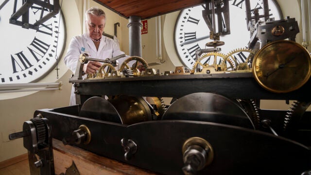 Reparación del reloj de la Puerta del Sol. David Jar