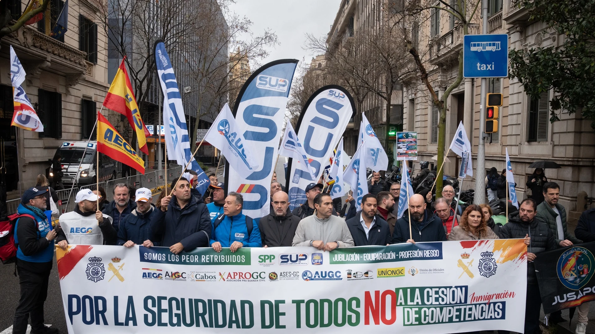 Unos 30 policías y guardias civiles se concentran contra del traspaso de competencias, ante la Delegación del Gobierno en Catalunya en Barcelona DAVID ZORRAKINO - EUROPA PRESS 19/03/2025