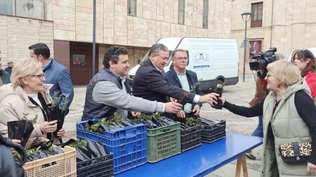 El presidente de la Diputación de Zamora, Javier Faúndez, entrega plantas