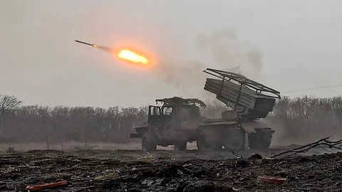 Russian forces fire rockets at Ukrainian positions