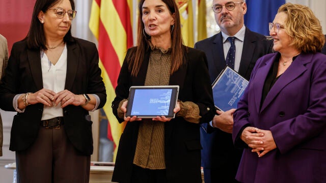 La consellera de Economía, Ruth Merino, entrega el proyecto de Ley de Presupuestos 2025 a la presidenta de Les Corts