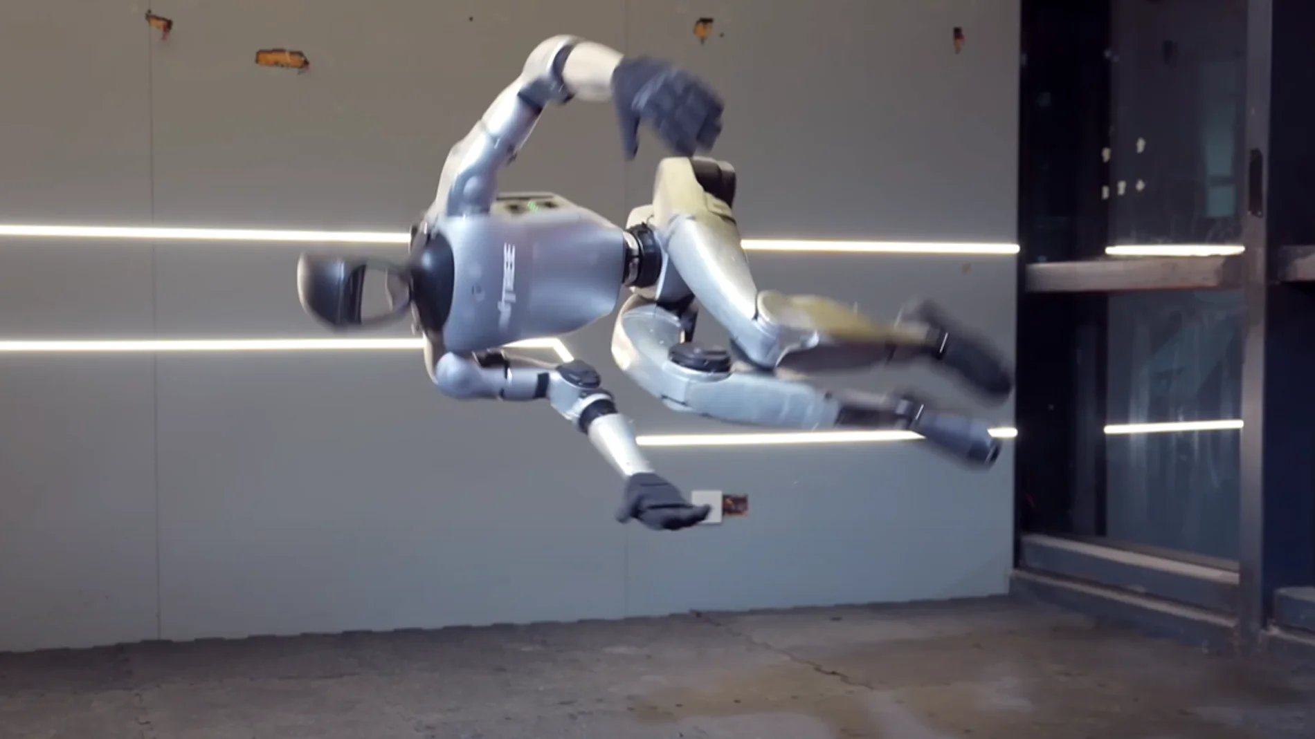 Dando Robot Este es el vídeo del robot chino dando una voltereta