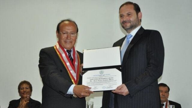  Ábalos, nombrado doctor "Honoris Causa" por la Universidad de San Pedro de Chimbote en 2012