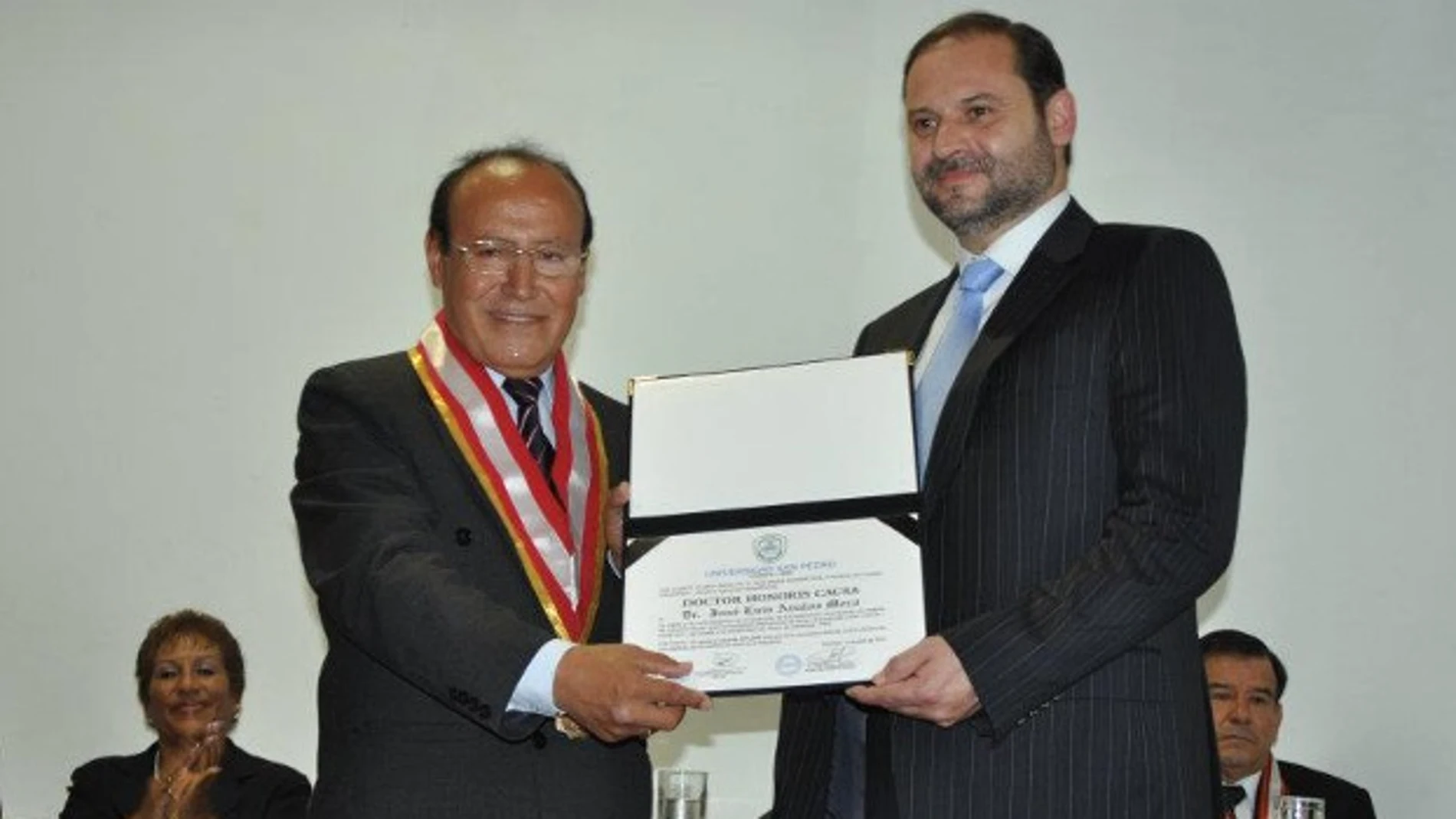 Ábalos, nombrado doctor "Honoris Causa" por la Universidad de San Pedro de Chimbote en 2012