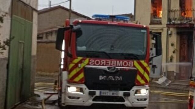 Los bomberos sofocan el incendio de una vivienda en Algodre (Zamora)