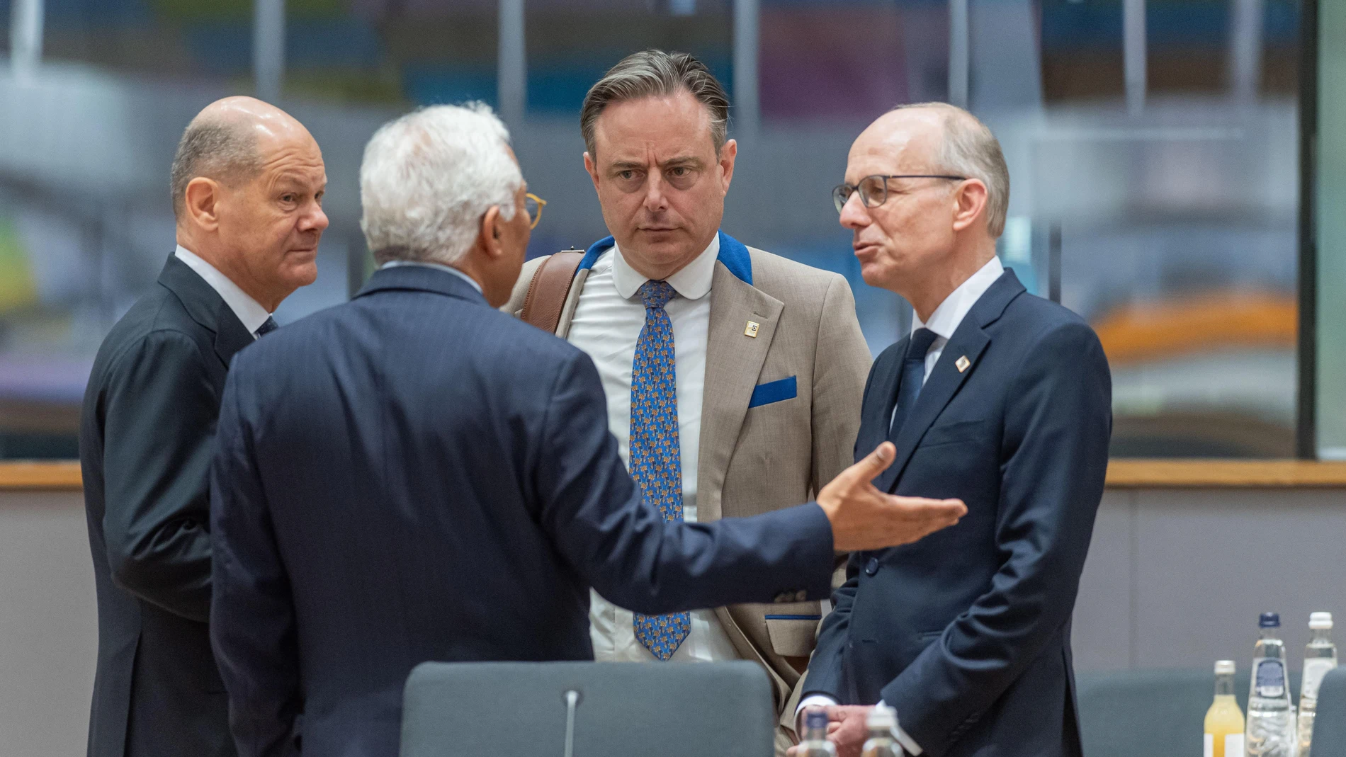 BRUSSELS (Belgium), 20/03/2025.- (L-R) Chancellor of Germany Olaf Scholz, European Commission President Antonio Costa, Prime Minister of Belgium Bart De Wever and Prime Minister of Luxembourg Luc Frieden during the European Council Summit in Brussels, Belgium, 20 March 2025. (Bélgica, Alemania, Luxemburgo, Bruselas, Luxemburgo) EFE/EPA/JONAS ROOSENS