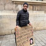 Juan José Monrabal posa con la pancarta con la cara de su madre frente al Palau de la Generalitat