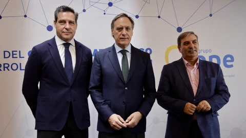 El eurodiputado del PPE Raúl de la Hoz, el consejero de Movilidad y Transformación Digital, José Luis Sanz, y el presidente del PP de Salamanca, Carlos García Carbayo, atienden a los medios de comunicación antes de la celebración de la mesa redonda ''La importancia del Corredor Atlántico en el desarrollo de Castilla y León en la Unión Europea''