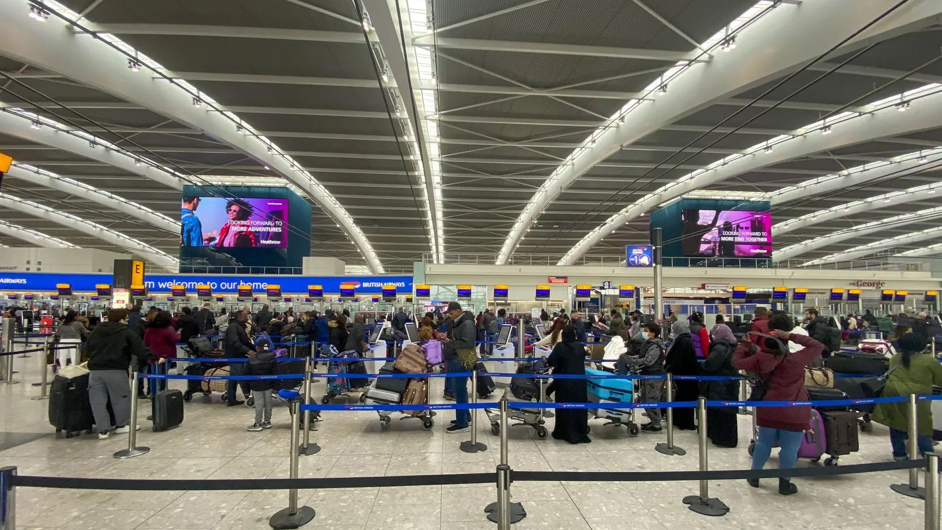 R.Unido.- El Aeropuerto de Heathrow de Londres cierra por corte de energía tras un incendio en subestación eléctrica