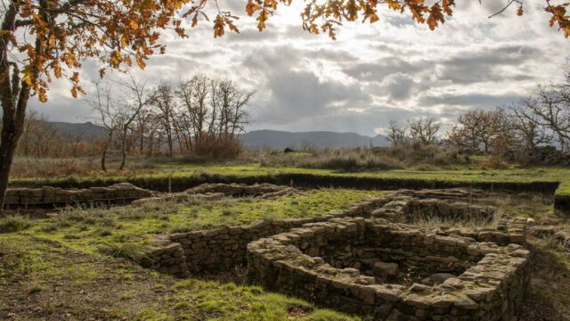 Así es el castro gallego que esconde el origen milenario de los hórreos