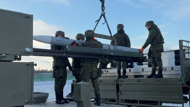 Militares españoles cargan un misil en la batería que se enfrentó a los cazas F-35