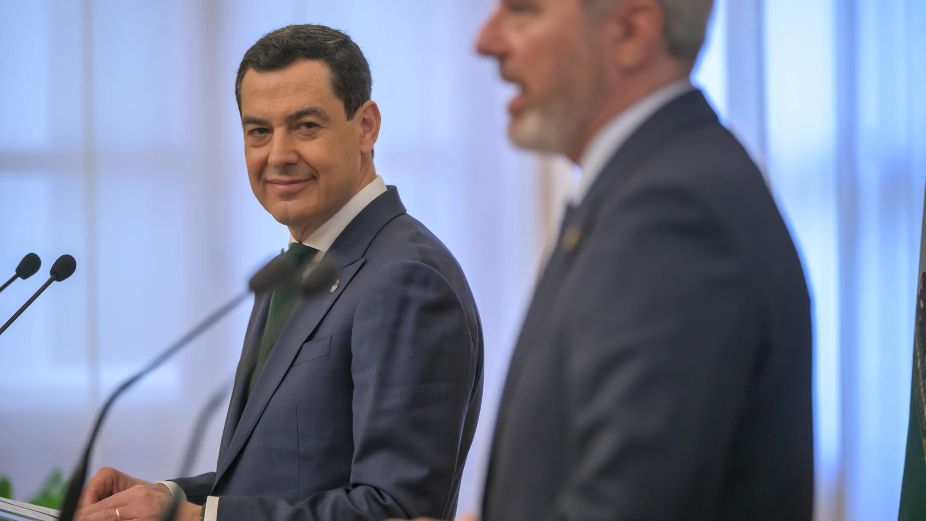 El presidente de la Junta de Andalucía, Juan Manuel Moreno (i) y el presidente del Gobierno de Aragón, Jorge Azcón (d), firman un acuerdo durante una rueda de prensa posterior a un encuentro en el Palacio de la Presidencia, a 21 de marzo de 2025, en Zaragoza, Aragón (España). Juanma Moreno ha realizado un viaje institucional a Aragón, donde tiene previsto tratar con su presidente cuestiones relacionadas con el desarrollo de infraestructuras ferroviarias, un ámbito en el que tanto Aragón como ...