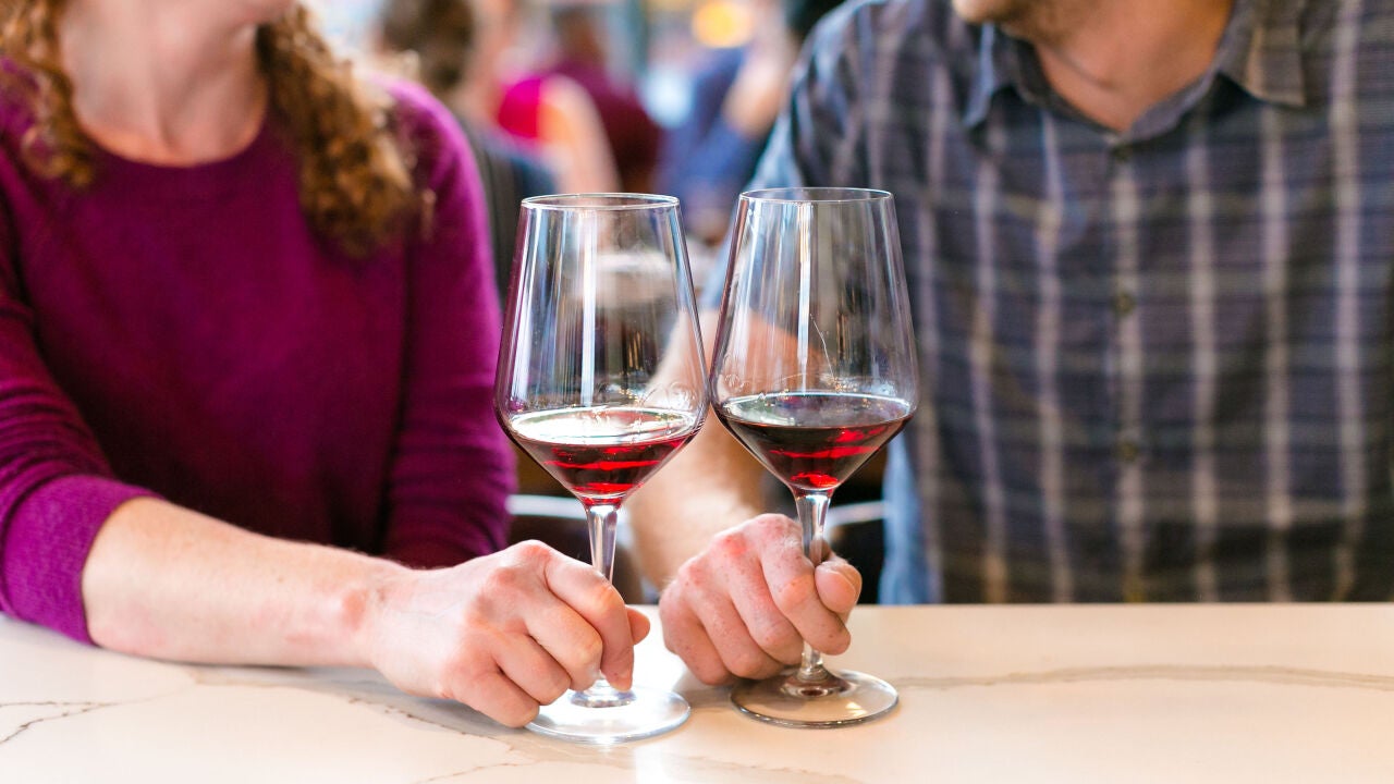 Buscan 10.000 voluntarios para beber una copa de vino al día y comprobar si es perjudicial para la salud